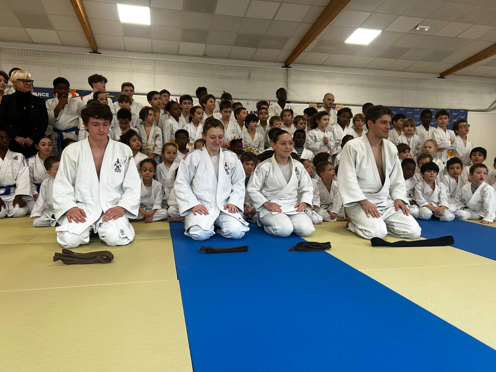 GALA DE NOEL 2025 - REMISE DES CEINTURES NOIRES PAR MAITRE VALENTE VINCENT-JEAN : 1ERE DAN A LIENA, MARIE-ANGE,MILAN , et le 2EME DAN A MAXI